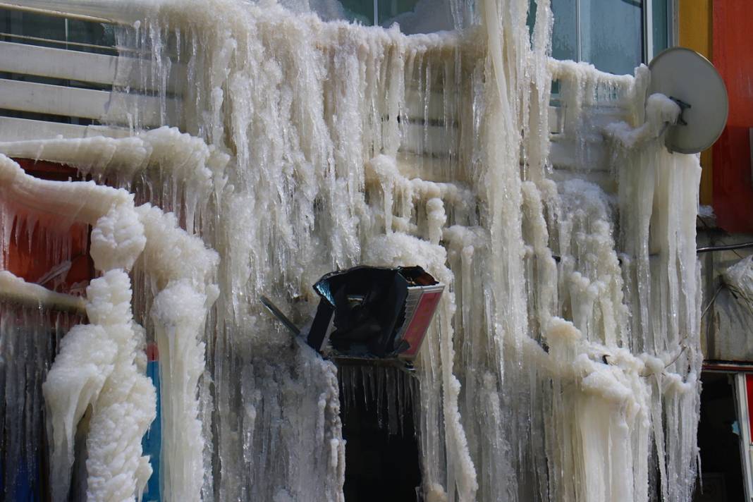 Hasarlı binayı görenler cep telefonlarına sarıldı! Hayrete düşüren manzaranın nedeni daha sonra anlaşıldı 6